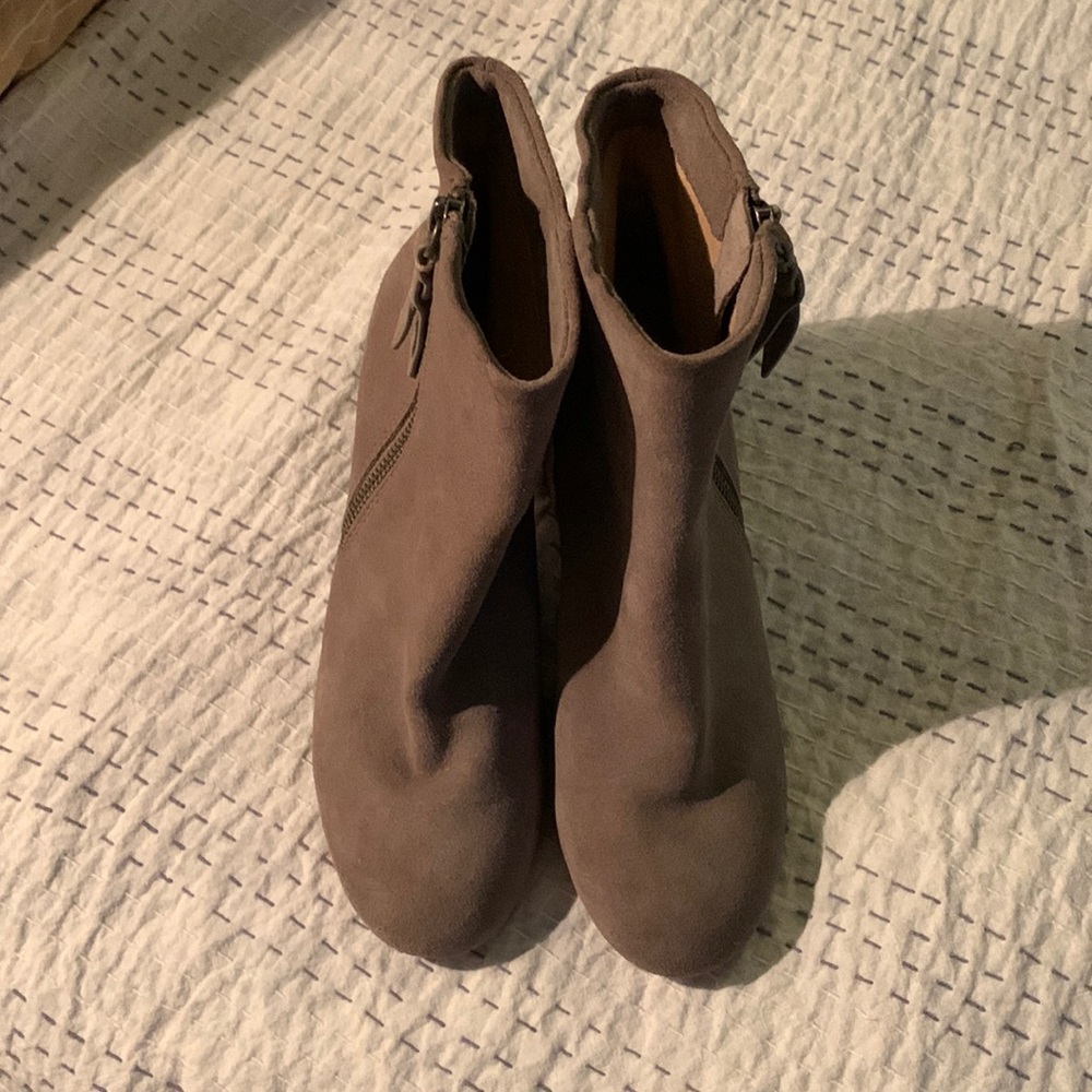 Splendid taupe suede block heel booties. Never worn. Sz 7.5